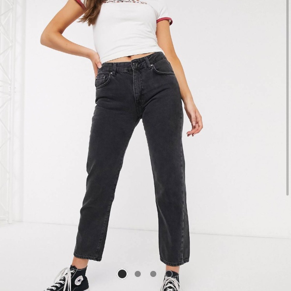 Pull&Bear regular mom jeans in black. Size US 0.